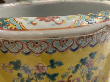 Un grand vase en porcelaine de Chine famille rose pour le march&eacute; Straits ou Peranakan, 19&egrave;me